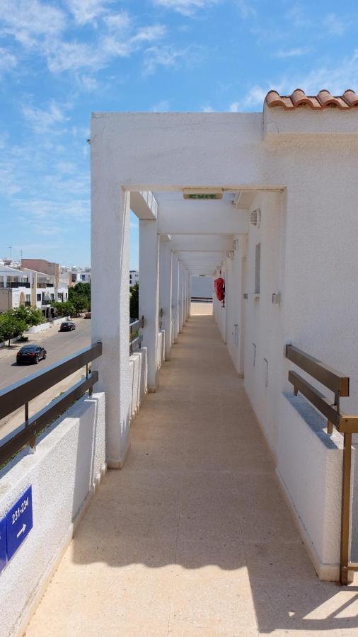 Amore Hotel Apts Paralimni Exterior foto